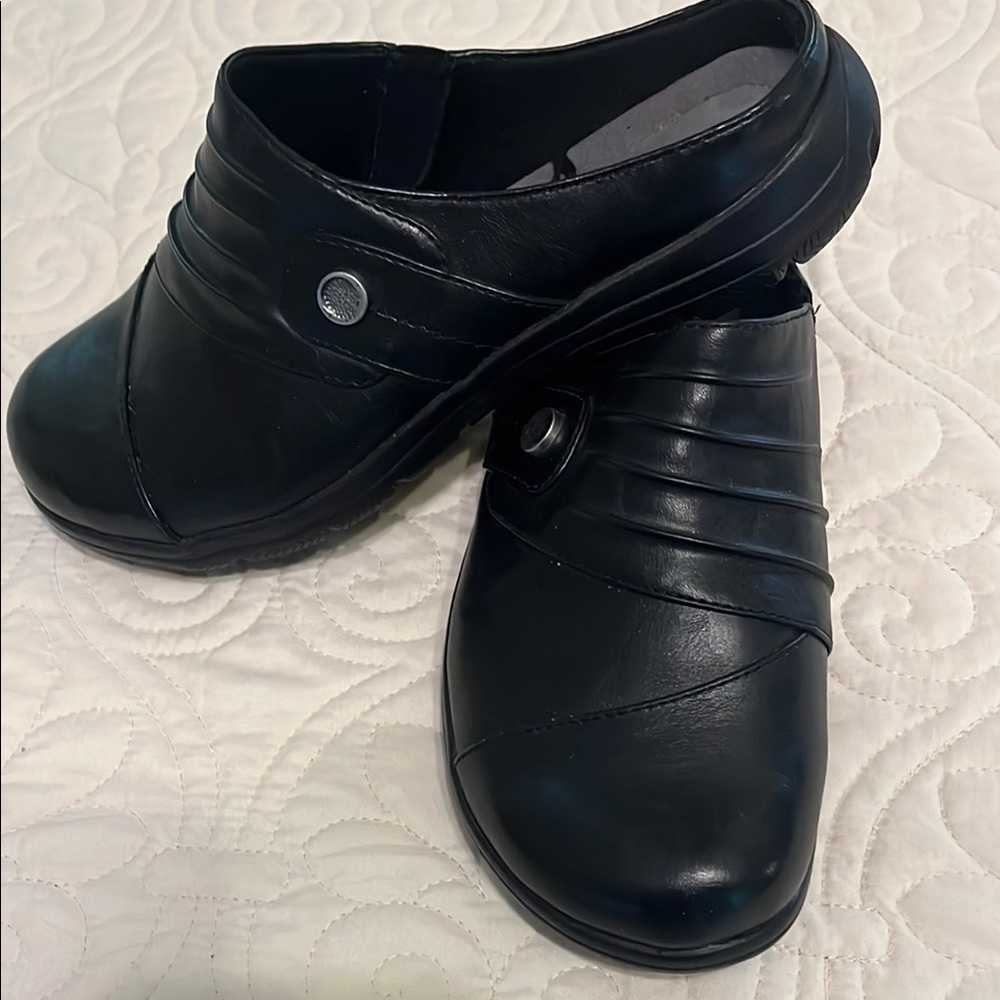 BareTraps Black Clogs with Closed Toe and Ribbed Detailing